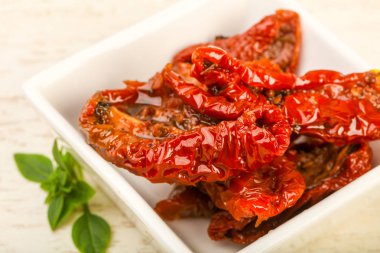 Fesleğen yapraklı kuru domates.