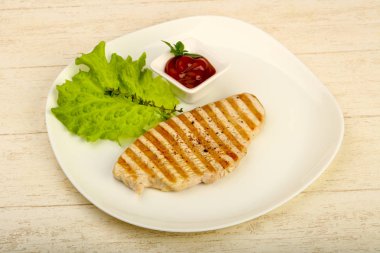 Baharatlar ve sos ızgara hindi biftek