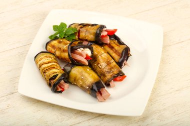 Jambon, peynir ve biber dolması patlıcan