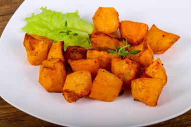 Otlu fırında patates.