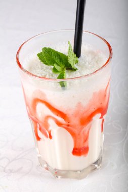 Süt nane ve syrope ile kokteyl