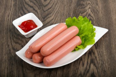 Salata ve ketçap ile sosis haşlama