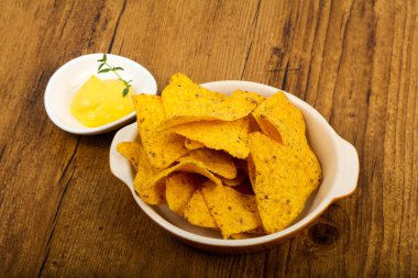 Nacho peynirli sos ile