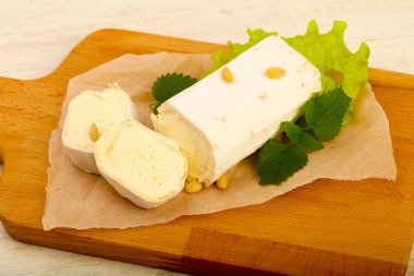 Sedir fıstıklı Brie peynirli rulo