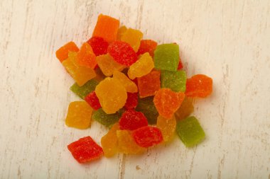 Ahşap arka plan üzerinde renkli ananas Kuru