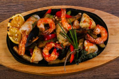 Deniz ürünleri karides, midye, Balık ve kalamar ile pan karıştırın