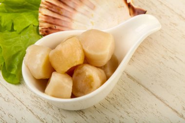 Çiğ deniz tarakları kasede pişmeye hazır.