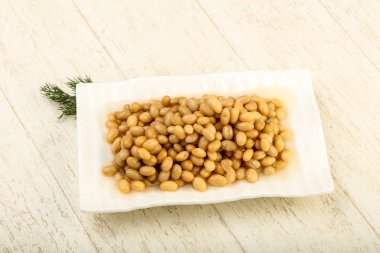 Dereotu şubesi ile kasede beyaz börülce