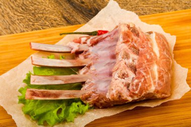 Ham kuzu kaburga ile biber yemek pişirmek için hazır