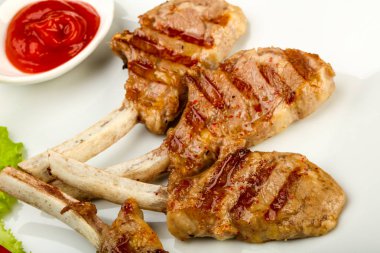 Salata yaprakları servis domates soslu kuzu ızgara