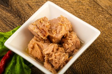 Kavanozda konserve ton balığı pişmeye hazır.