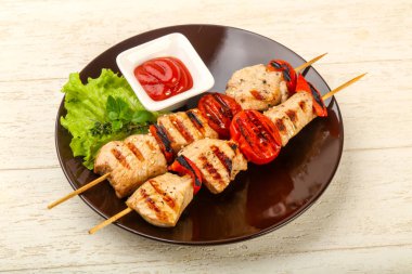 Izgara hindi şiş domates ve biber ile