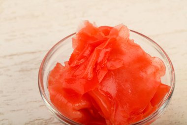 Zencefil kasede ahşap arka plan üzerinde aldı.