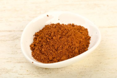 Kase ahşap arka plan üzerinde toz kakao