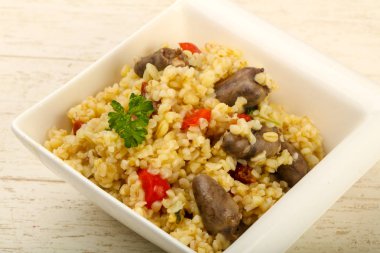 Tavuk kalbi ve kuru domatesli bulgur.