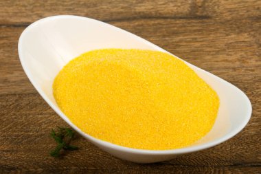 Ham polenta yemek pişirmek için hazır