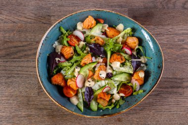 Izgara somon ve salatalık salatası