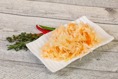 Salamura lahana - kekik ve biberiye ile lahana turşusu