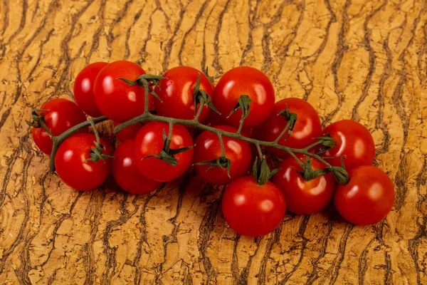 Reife Tomatenzweig Über Holz Hintergrund — Stockfoto