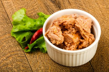 Kavanozda konserve ton balığı pişmeye hazır.