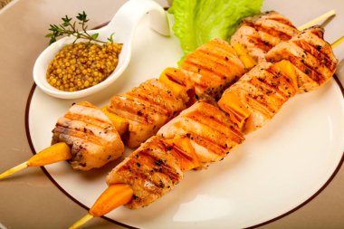 Dijon mustars soslu ızgara somon şiş