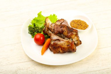 Kavrulmuş domuz diz dijon hardal sos ile