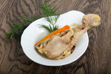 Dereotu servis haşlanmış tavuk budu