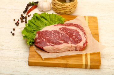 Pirzola pişmeye hazır.