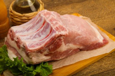 Pişirme için çiğ domuz eti