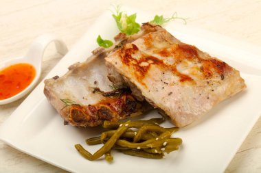 Kızarmış domuz kaburgası.