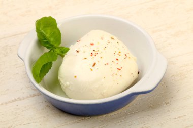 Fesleğen yaprakları ile Mozzarella peyniri