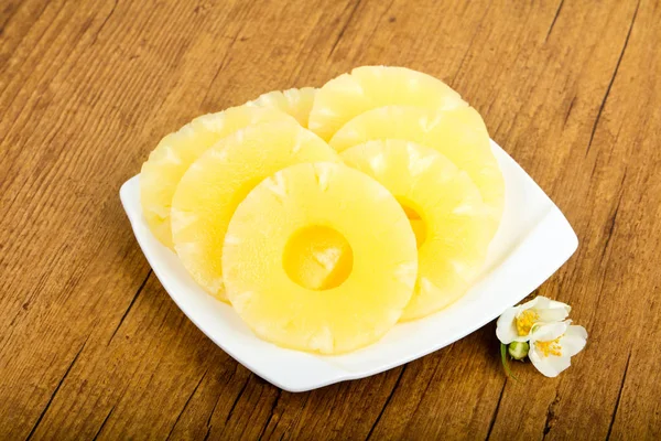 Kabın Içinde Konserve Ananas Yüzükler — Stok fotoğraf
