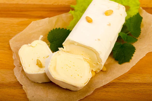 Rolo Queijo Brie Com Nozes Cedro — Fotografia de Stock