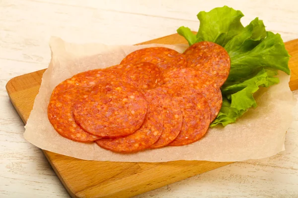 Pepperoni Skivad Korv Över Trä Bakgrund — Stockfoto