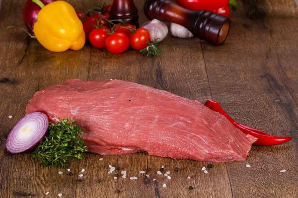 Obearbetat Nötkött Kött Över Trä Bakgrund — Stockfoto