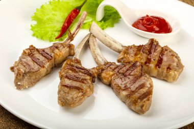 Salata yaprakları servis domates soslu kuzu ızgara