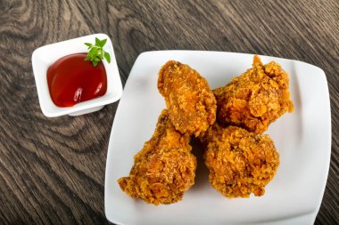 Ketçap ile çıtır tavuk kanatları