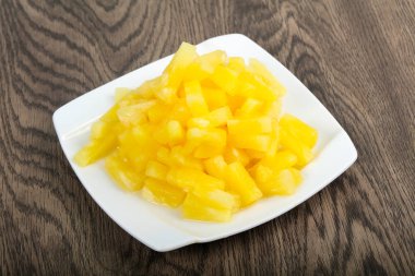 Kabın içinde Konserve ananas