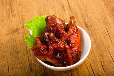 Teriyaki soslu tavuk kanadı.