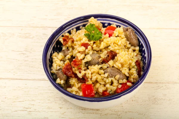 Bulgur Com Corações Frango Tomates Secos — Fotografia de Stock