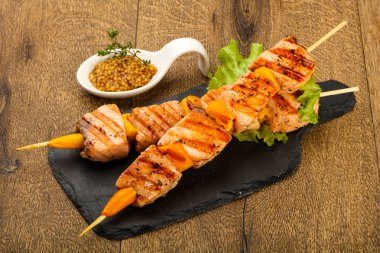 Dijon mustars soslu ızgara somon şiş