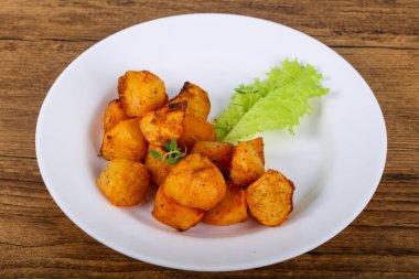 Otlu fırında patates.