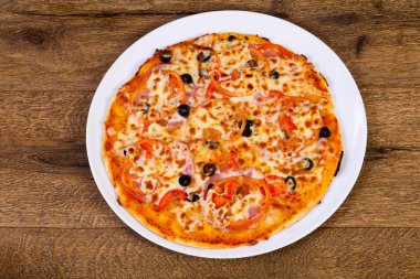 Jambonlu ve peynirli pizza