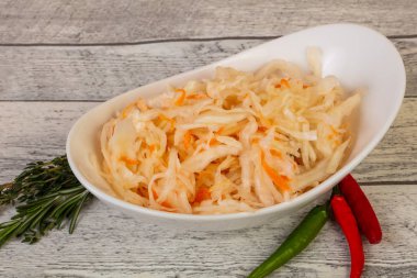 Salamura lahana - kekik ve biberiye ile lahana turşusu