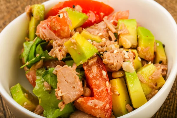 Salade Thon Avocat Aux Graines Sésame Servies Tomate — Photo