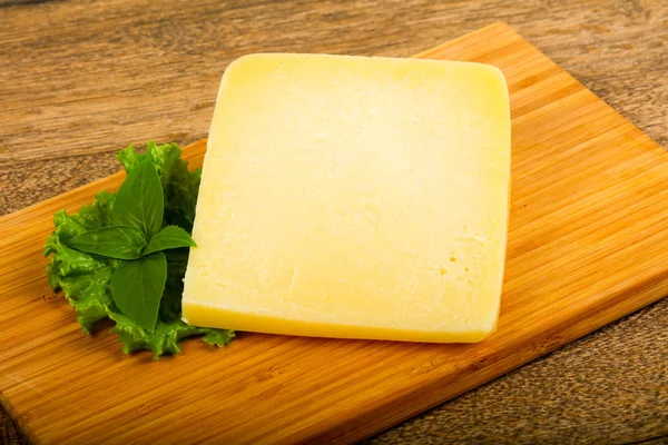 Queso Parmesano Con Hojas Ensalada Albahaca —  Fotos de Stock