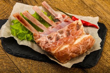 Ham kuzu kaburga ile biber yemek pişirmek için hazır