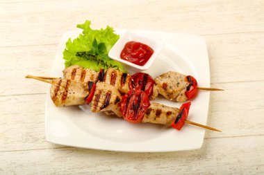 Izgara hindi şiş domates ve biber ile