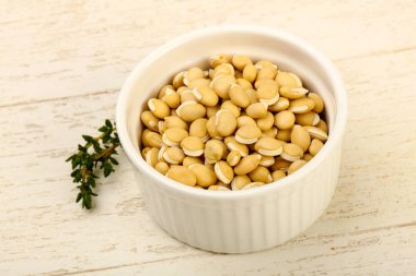 Kase ahşap arka plan üzerinde çiğ beyaz fasulye