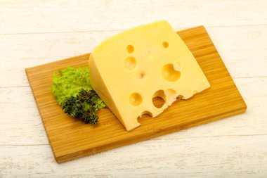 Ahşap plaka üzerinde peynir parçası